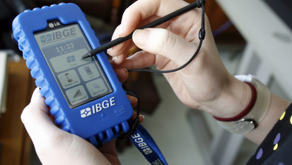 IBGE abre 309 vagas temporárias em 18 cidades com salários de até R$ 3,1 mil; saiba como se inscrever